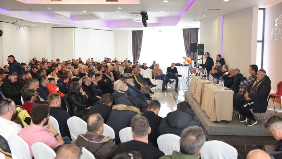 Από τη χθεσινή πανελλαδική σύσκεψη των αγροτικών μπλόκων, στον Λευκώνα Σερρών